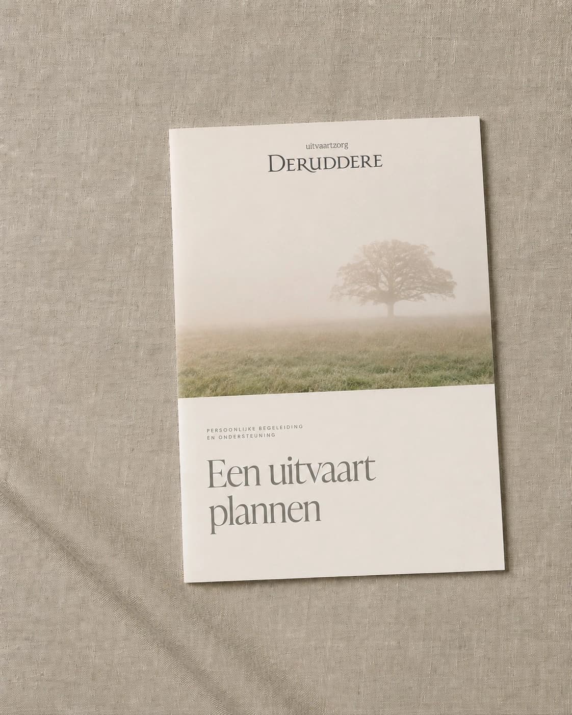 De informatiebrochure Een uitvaart plannen van Uitvaartzorg Deruddere